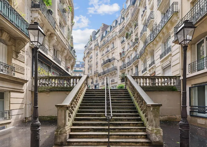 Haussmannian And - Montmartre And Sacre-coeur *
